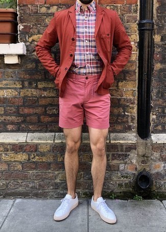 С чем носить бело-красные кожаные низкие кеды в 30 лет мужчине лето в стиле смарт-кэжуал: Если ты принадлежишь к той немногочисленной группе джентльменов, которые каждый день одеваются с иголочки, тебе придется по вкусу сочетание красного хлопкового пиджака и ярко-розовых шорт. Ты сможешь легко адаптировать такой лук к повседневным реалиям, надев бело-красными кожаными низкими кедами. Такой ансамбль обязательно тебе полюбится в жаркие солнечные деньки.