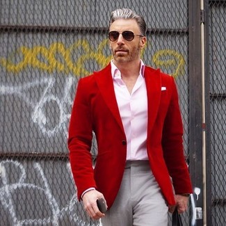 Как носить розовую классическую рубашку с красным пиджаком за 50 лет мужчине в деловом стиле: Комбо из красного пиджака и розовой классической рубашки поможет создать запоминающийся мужской лук.