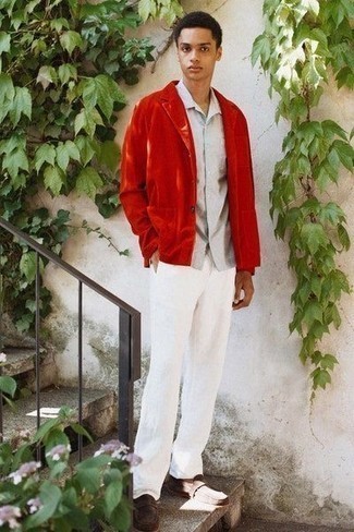 С чем носить белые брюки чинос: Красный вельветовый пиджак и белые брюки чинос — идеальный мужской ансамбль для ужина в дорогом ресторане. Дополнив образ темно-коричневыми замшевыми лоферами, получим приятный результат.