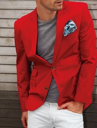 Как носить темно-красный хлопковый пиджак с белыми джинсами мужчине в теплую погоду: Составив ансамбль из темно-красного хлопкового пиджака и белых джинсов, можно получить подходящий мужской ансамбль для полуформальных мероприятий после работы.