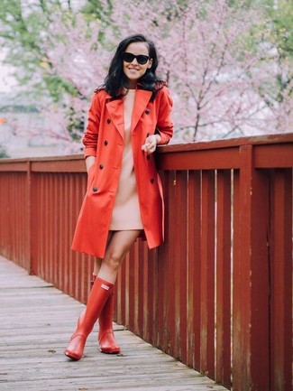 С чем носить темно-красные резиновые сапоги женщине: Красный плащ в паре с бежевым платьем прямого кроя позволит создать стильный и женственный образ. Создать стильный контраст с остальными предметами из этого лука помогут темно-красные резиновые сапоги.