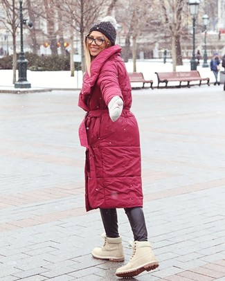 С чем носить темно-серую вязаную шапку женщине зима: Красный пуховик и темно-серая вязаная шапка — прекрасное решение для барышень, которые постоянно в движении. Хочешь сделать наряд немного элегантнее? Тогда в качестве обуви к этому образу, выбери бежевые замшевые ботинки на шнуровке. Если ты не хочешь жертвовать стилем даже зимой, такой образ обязательно понравится тебе.