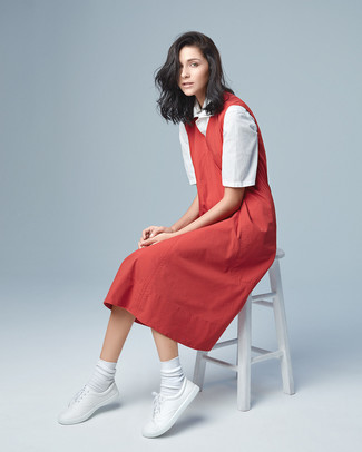 Модный лук: красный сарафан, белая рубашка с коротким рукавом, белые низкие кеды из плотной ткани, белые носки