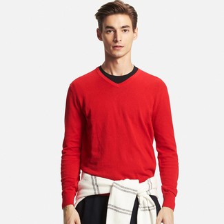 Какие брюки чинос носить с темно-красным свитером с v-образным вырезом в стиле кэжуал: Сделай ставку на легкость и практичность в темно-красном свитере с v-образным вырезом и брюках чинос.