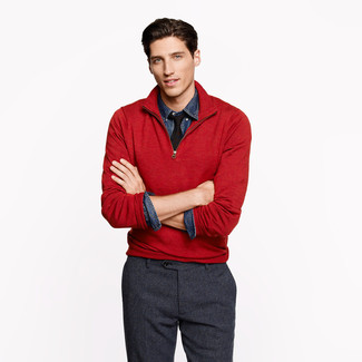 Модный лук: красный свитер с воротником на молнии, темно-синяя джинсовая рубашка, темно-серые шерстяные классические брюки, черный галстук