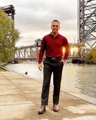 С чем носить красный свитер мужчине в теплую погоду: Поклонникам стиля business casual полюбится дуэт красного свитера и темно-серых брюк чинос. Любишь эксперименты? Заверши образ темно-коричневыми кожаными ботинками челси.