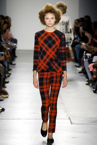 Модный лук: красный свитер с круглым вырезом в шотландскую клетку, красные узкие брюки в шотландскую клетку, черные кожаные балетки