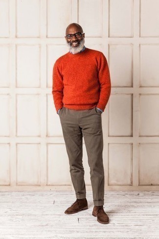 С чем носить темно-коричневые ботинки за 50 лет мужчине весна: Красный свитер с круглым вырезом и коричневые брюки чинос — обязательные вещи в арсенале джентльменов с хорошим чувством стиля. Хочешь сделать образ немного строже? Тогда в качестве обуви к этому ансамблю, выбирай темно-коричневые ботинки. Когда зимний сезон сменяется в весенне-осенний период, такой лук будет по душе самым требовательным парням.