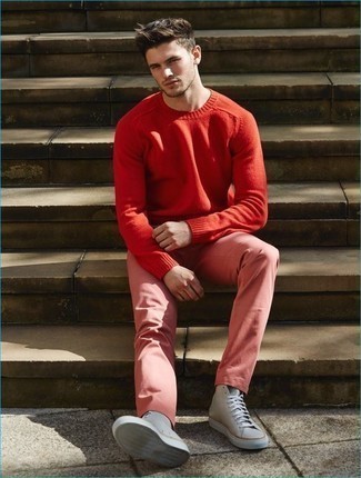 Модный лук: красный свитер с круглым вырезом, розовые брюки чинос, серые высокие кеды из плотной ткани