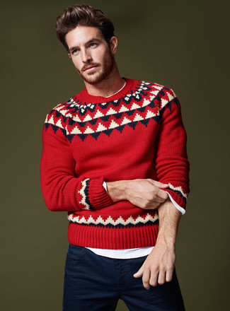 С чем носить темно-красный свитер мужчине в теплую погоду в стиле кэжуал: Темно-красный свитер и темно-синие брюки чинос гармонично впишутся в мужской лук в расслабленном стиле.