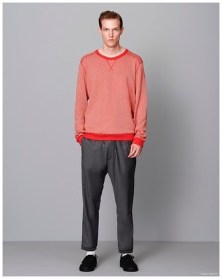 Модный лук: красный свитер с круглым вырезом, темно-серые спортивные штаны, черные замшевые низкие кеды, белые носки