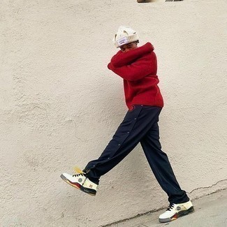 Мода для подростков парней: Красный свитер с круглым вырезом смотрится отлично с темно-синими спортивными штанами. Белые кожаные низкие кеды отлично дополнят этот лук.