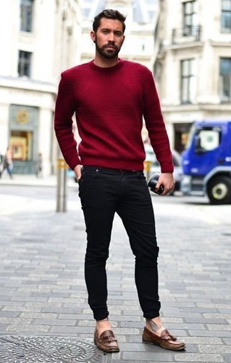 С чем носить коричневые кожаные лоферы в 30 лет мужчине в стиле кэжуал: Красный свитер с круглым вырезом и черные зауженные джинсы — великолепный выбор, если ты хочешь создать расслабленный, но в то же время модный мужской лук. Почему бы не добавить в повседневный ансамбль толику изысканности с помощью коричневых кожаных лоферов?