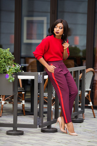 С чем носить темно-красный свитшот женщине в стиле смарт-кэжуал: Если ты приписываешь себя к той редкой категории девушек, которые каждый день выглядят с иголочки, тебе подойдет тандем темно-красного свитшота и пурпурных брюк-галифе. Бежевые кожаные туфли чудесно впишутся в образ.