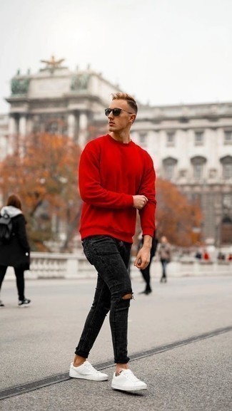 Как носить черные джинсы с белыми кожаными низкими кедами в 20 лет мужчине в теплую погоду: Красный свитшот и черные джинсы — стильный выбор парней, которые никогда не сидят на месте. Вместе с этим образом органично будут выглядеть белые кожаные низкие кеды.