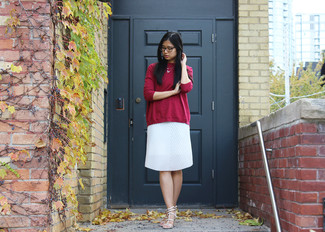 С чем носить бело-черную юбку: Красный свободный свитер и бело-черная юбка — must have составляющие модного женского гардероба. Весьма уместно здесь выглядят бежевые кожаные босоножки на каблуке.