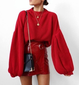 С чем носить красный свободный свитер в спортивном стиле: Если ты любишь смотреться привлекательно, чувствуя себя при этом комфортно и расслабленно, стоит примерить это сочетание красного свободного свитера и красной кожаной мини-юбки.