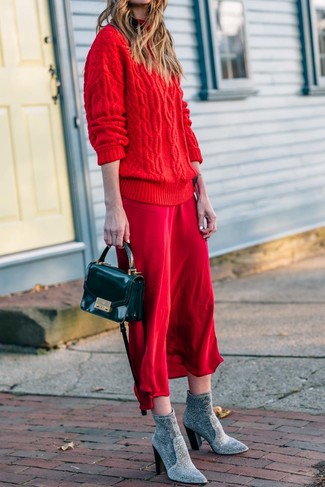 С чем носить серые ботинки женщине: Красный вязаный свободный свитер и красное шелковое платье-комбинация — необходимые вещи в гардеробе барышень с чувством стиля. Создать модный контраст с остальными предметами из этого лука помогут серые ботинки.
