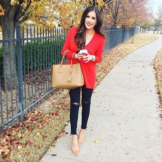 С чем носить сумку женщине осень в стиле кэжуал: Сочетание красного свободного свитера и сумки - очень практично, и поэтому идеально для создания нескучного повседневного стиля. В паре с этим луком наиболее выигрышно будут смотреться светло-коричневые замшевые туфли. Если хочешь выглядеть по-осеннему эффектно и нескучно, определенно возьми этот образ на заметку.