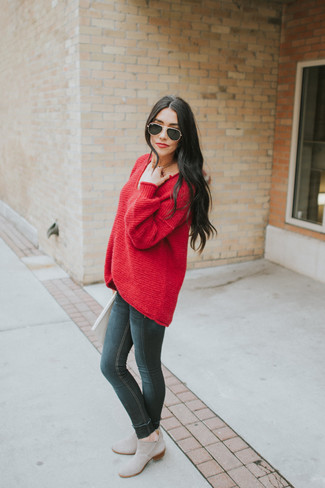 С чем носить красный свободный свитер: Красный свободный свитер и черные джинсы скинни — классная формула для создания приятного и несложного образа. Что же до обуви, серые замшевые ботинки челси — самый подходящий вариант.