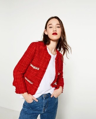 С чем носить темно-красную куртку женщине: Сочетание темно-красной куртки и синих джинсов подчеркнет твою индивидуальность.