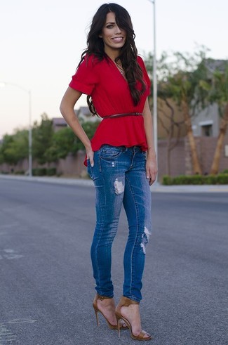 Модный лук: красный топ с баской, синие рваные джинсы скинни, оливковые кожаные босоножки на каблуке, темно-коричневый кожаный ремень