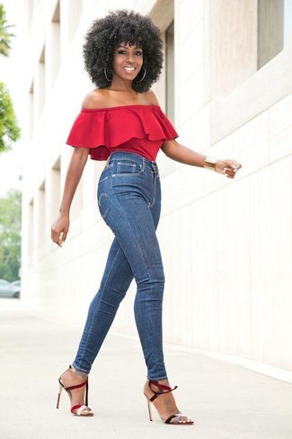 Какие джинсы скинни носить с красным топом с открытыми плечами в 30 лет: Красный топ с открытыми плечами и джинсы скинни — прекрасная формула для воплощения приятного и практичного лука. Пара красных кожаных босоножек на каблуке поможет сделать образ более законченным.