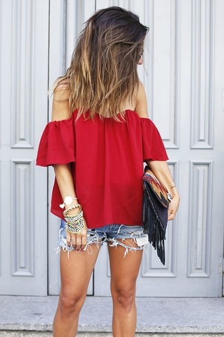 С чем носить красную блузку в спортивном стиле: Если ты делаешь ставку на удобство и функциональность, красная блузка и синие джинсовые рваные шорты — замечательный вариант для модного повседневного наряда.