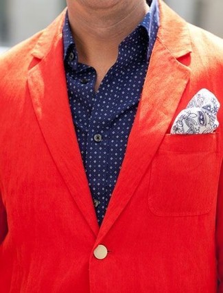 С чем носить синюю рубашку с длинным рукавом в горошек мужчине в стиле смарт-кэжуал: Сочетание синей рубашки с длинным рукавом в горошек и красного хлопкового пиджака поможет выразить твой индивидуальный стиль и выделиться из толпы.