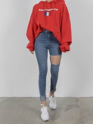 Как носить низкие кеды с джинсами в 20 лет женщине: Красный худи с принтом и джинсы — стильный выбор девчонок, которые никогда не сидят на месте. В паре с этим образом идеально выглядят низкие кеды.