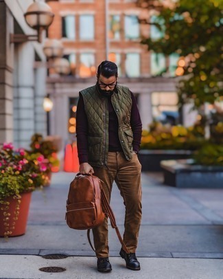 С чем носить светло-фиолетовый свитер мужчине: Образ из светло-фиолетового свитера и коричневых вельветовых джинсов вдохновляет на проявление собственного стиля. Хотел бы сделать ансамбль немного элегантнее? Тогда в качестве дополнения к этому образу, выбери черные кожаные повседневные ботинки.