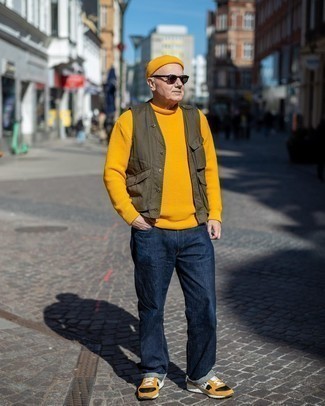 Какие джинсы носить с желтыми кроссовками за 50 лет мужчине в теплую погоду: Если превыше всего ты ценишь комфорт и функциональность, не обходи стороной это тандем оливковой куртки без рукавов и джинсов. Чтобы лук не получился слишком вычурным, можно завершить его желтыми кроссовками.