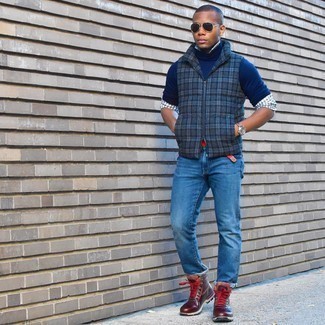Какие куртки без рукавов носить с синими джинсами в 20 лет мужчине: Если ты любишь одеваться с иголочки, и при этом чувствовать себя комфортно и нескованно, тебе стоит попробовать это сочетание куртки без рукавов и синих джинсов. Любители смелых вариантов могут завершить образ темно-красными кожаными рабочими ботинками.