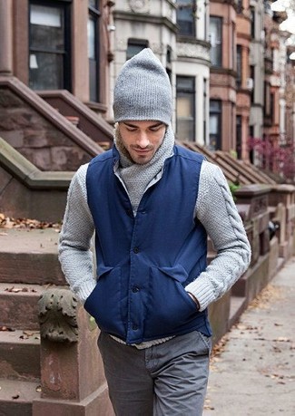 Как носить брюки чинос с вязаным свитером: Ансамбль из вязаного свитера и брюк чинос позволит воплотить в твоем ансамбле городской стиль современного парня.