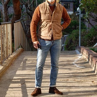 С чем носить синюю джинсовую рубашку мужчине осень: Лук из синей джинсовой рубашки и светло-коричневой замшевой куртки без рукавов — воплощение современного городского стиля. Очень уместно здесь смотрятся темно-коричневые замшевые ботинки дезерты. Однозначно, подобный лук будет выглядеть невероятно модно осенью, когда погода становится непредсказуемой.