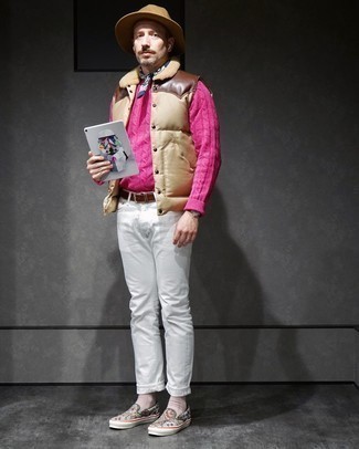 С чем носить ярко-розовый вязаный свитер мужчине: Сочетание ярко-розового вязаного свитера и белых джинсов позволит выразить твою индивидуальность и выделиться из общей массы. Вкупе с этим луком выигрышно смотрятся разноцветные слипоны из плотной ткани с принтом.