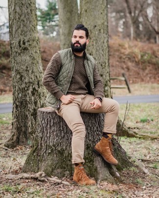 Какие джинсы носить с табачным вязаным свитером в 30 лет мужчине: Табачный вязаный свитер и джинсы — великолепный выбор, если ты хочешь создать простой, но в то же время стильный мужской лук. Хочешь сделать ансамбль немного элегантнее? Тогда в качестве дополнения к этому ансамблю, стоит выбрать коричневые замшевые повседневные ботинки.
