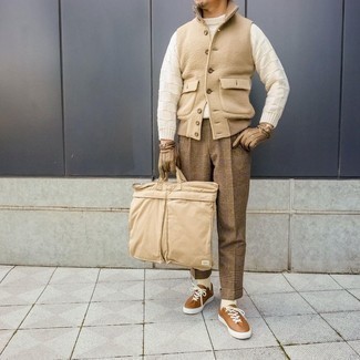 С чем носить светло-коричневые классические брюки в шотландскую клетку мужчине в стиле смарт-кэжуал: Светло-коричневая шерстяная куртка без рукавов в сочетании со светло-коричневыми классическими брюками в шотландскую клетку — нескучный образ для офиса. Такой образ легко адаптировать к повседневным делам, если закончить его табачными кожаными низкими кедами.