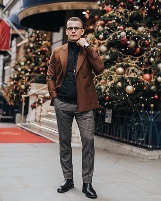 Как носить темно-коричневый пиджак с серыми классическими брюками в 20 лет мужчине: Сочетание темно-коричневого пиджака и серых классических брюк позволит составить стильный и мужественный образ. Этот образ гармонично закончат черные кожаные ботинки челси.