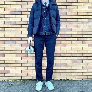 Какие низкие кеды носить с темно-синей джинсовой курткой мужчине: Темно-синяя джинсовая куртка и темно-синие брюки чинос выигрышно впишутся в мужской лук в повседневном стиле. Что касается обуви, можешь отдать предпочтение практичности и надеть низкие кеды.