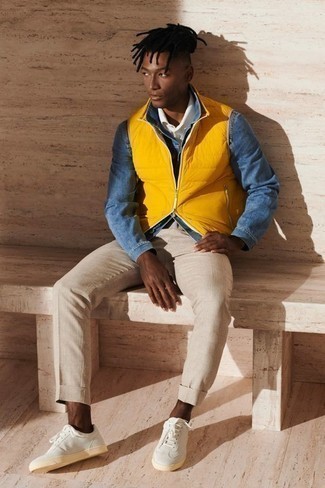 С чем носить синюю джинсовую куртку мужчине: Синяя джинсовая куртка и бежевые брюки чинос прекрасно впишутся в мужской лук в непринужденном стиле. Дерзкие парни закончат лук белыми низкими кедами из плотной ткани.