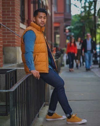 Какие джинсы носить с горчичными низкими кедами в 20 лет мужчине в стиле кэжуал: Оранжевая стеганая куртка без рукавов и джинсы однозначно украсят гардероб любого джентльмена. Вместе с этим образом гармонично смотрятся горчичные низкие кеды.