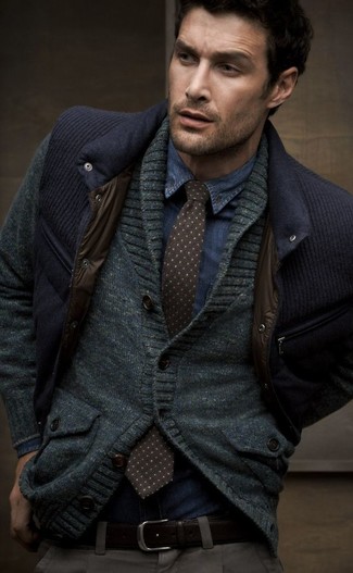 С чем носить темно-синюю куртку без рукавов в 30 лет мужчине осень: Темно-синяя куртка без рукавов и темно-серый кардиган с отложным воротником — отличный выбор для офисного образа на каждый день. Великолепная задумка для привлекательного осеннего лука.
