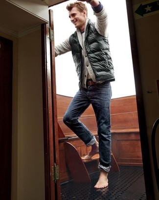Как носить джинсы с кардиганом с отложным воротником мужчине: Кардиган с отложным воротником в сочетании с джинсами — классная идея для воплощения мужского образа в стиле smart casual.