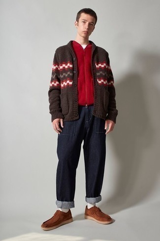 С чем носить красную куртку в 20 лет мужчине осень: Привлекательное сочетание красной куртки и темно-синих джинсов позволит подчеркнуть твою индивидуальность и выигрышно выделиться из общей массы. Очень подходяще здесь смотрятся коричневые замшевые ботинки дезерты. Выбирая подобный ансамбль на осень, ты обязательно будешь выглядеть образцово-показательно.