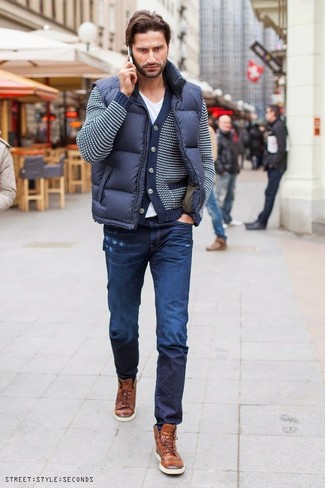 Какие зауженные джинсы носить с синей курткой без рукавов мужчине: Такое лаконичное и функциональное сочетание базовых вещей, как синяя куртка без рукавов и зауженные джинсы, придется по вкусу джентльменам, которые любят проводить дни активно. Любишь экспериментировать? Заверши ансамбль коричневыми кожаными повседневными ботинками.