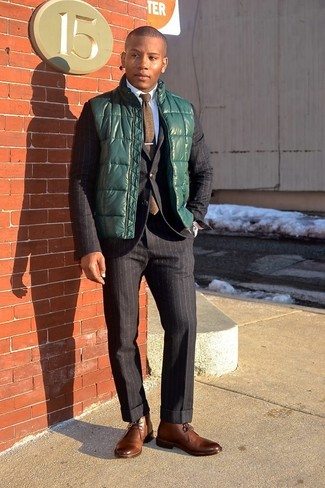 Какие костюмы носить с темно-зеленой курткой без рукавов в 30 лет в стиле смарт-кэжуал: Темно-зеленая куртка без рукавов и костюм — беспроигрышный вариант для воплощения мужского ансамбля в стиле business casual. Чтобы лук не получился слишком зализанным, можешь надеть коричневые кожаные ботинки дезерты.
