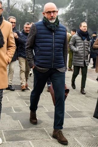 С чем носить пиджак за 50 лет мужчине в прохладную погоду: Дуэт пиджака и темно-синих брюк чинос — великолепный пример современного стиля в большом городе. В тандеме с этим луком наиболее удачно будут выглядеть темно-коричневые замшевые ботинки дезерты.