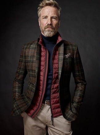 С чем носить коричневый шерстяной пиджак за 50 лет мужчине в стиле смарт-кэжуал: Если ты принадлежишь к той немногочисленной категории парней, способных неплохо ориентироваться в модных тенденциях, тебе понравится тандем коричневого шерстяного пиджака и бежевых брюк чинос.