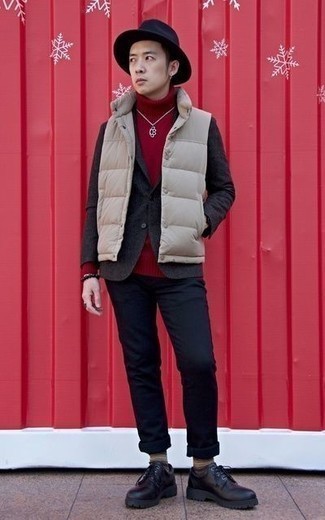 Модный лук: бежевая стеганая куртка без рукавов, темно-серый пиджак, красная шерстяная водолазка, темно-синие брюки чинос